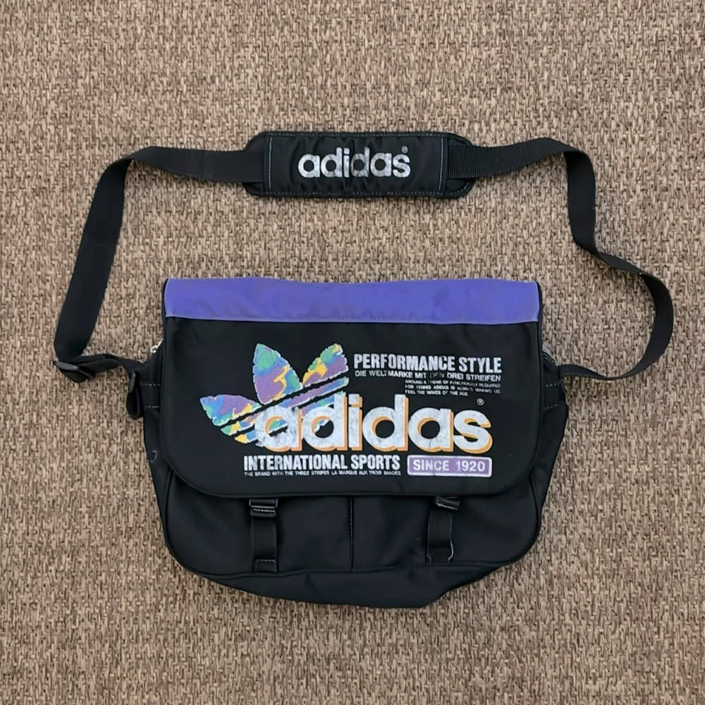 Vintage Adidas Performance Style Die Weltmarke mit den drei Streifen